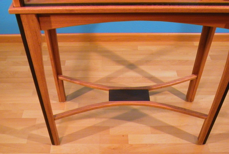 Freestanding Display Case Curved Cross Supports
